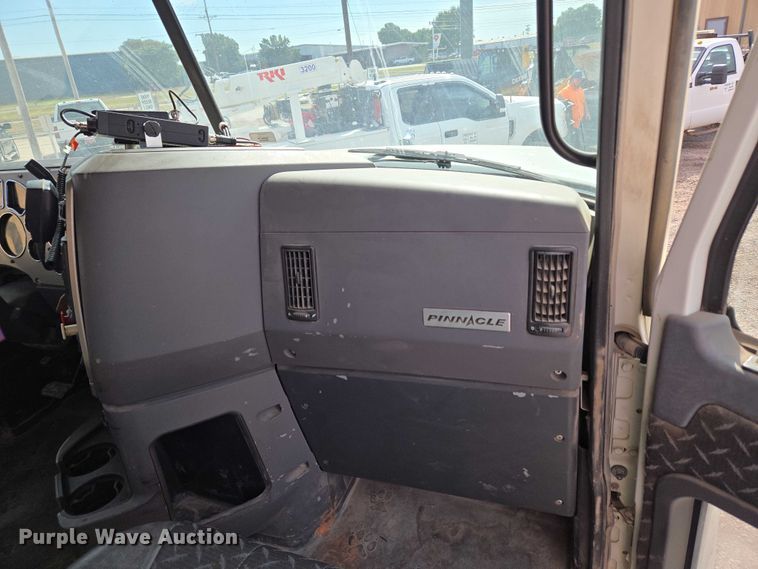 image for item EU3872 2009 Mack Pinnacle CHU613 semi truck