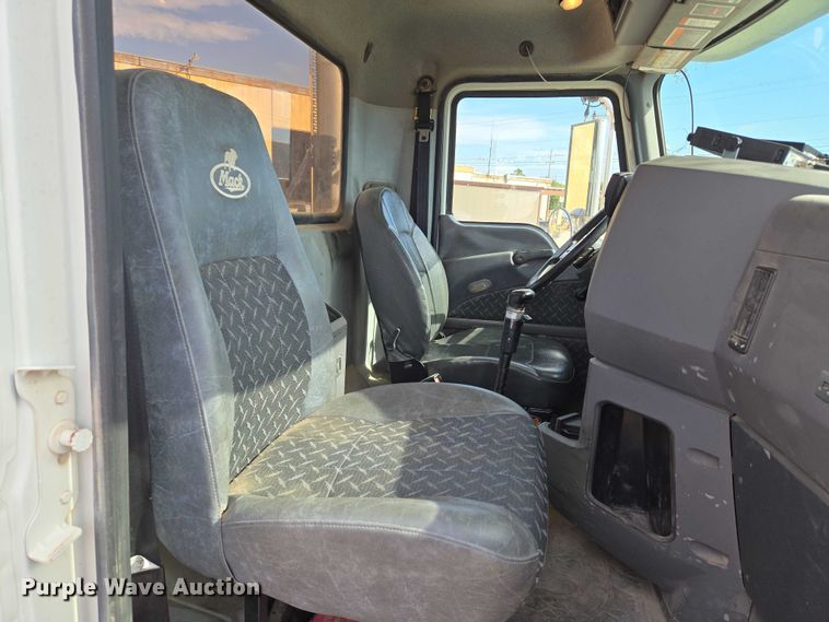 image for item EU3872 2009 Mack Pinnacle CHU613 semi truck