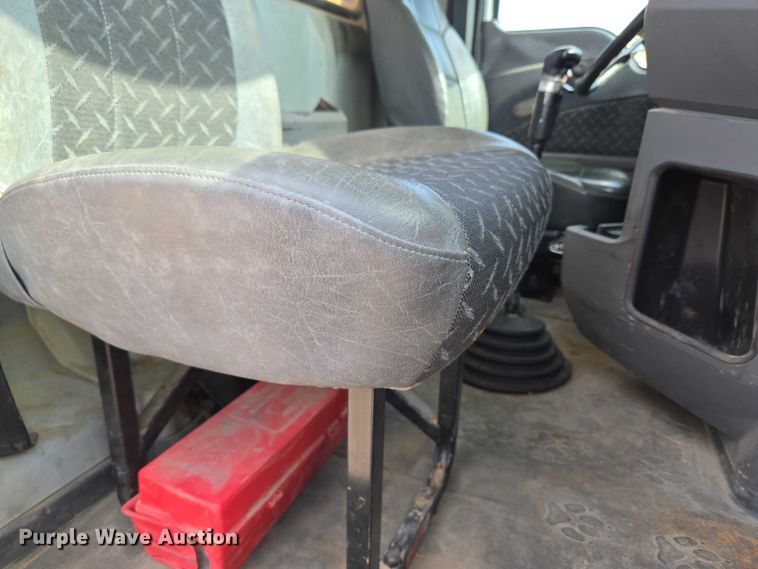 image for item EU3872 2009 Mack Pinnacle CHU613 semi truck