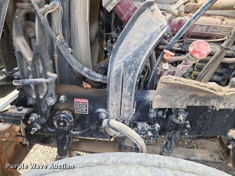 image for item EU3872 2009 Mack Pinnacle CHU613 semi truck