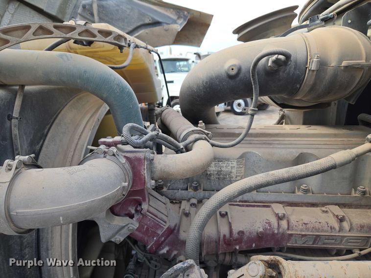 image for item EU3872 2009 Mack Pinnacle CHU613 semi truck