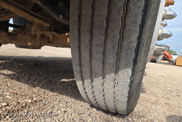 image for item EU3872 2009 Mack Pinnacle CHU613 semi truck