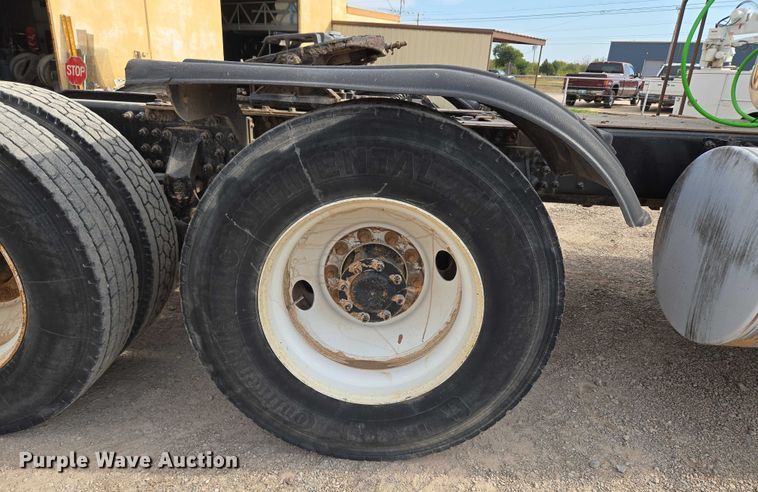 image for item EU3872 2009 Mack Pinnacle CHU613 semi truck