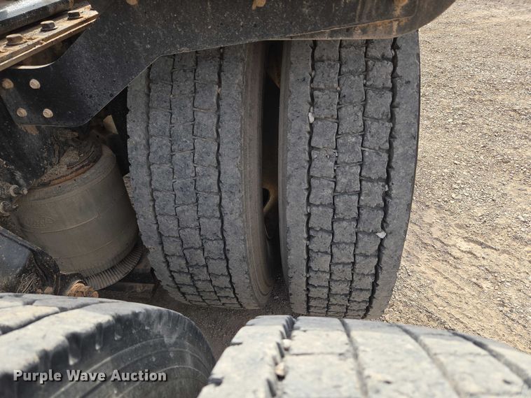 image for item EU3872 2009 Mack Pinnacle CHU613 semi truck