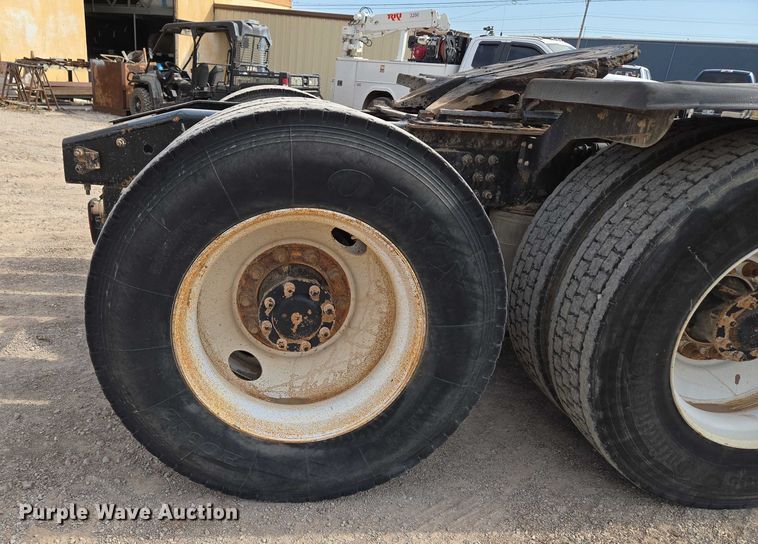 image for item EU3872 2009 Mack Pinnacle CHU613 semi truck