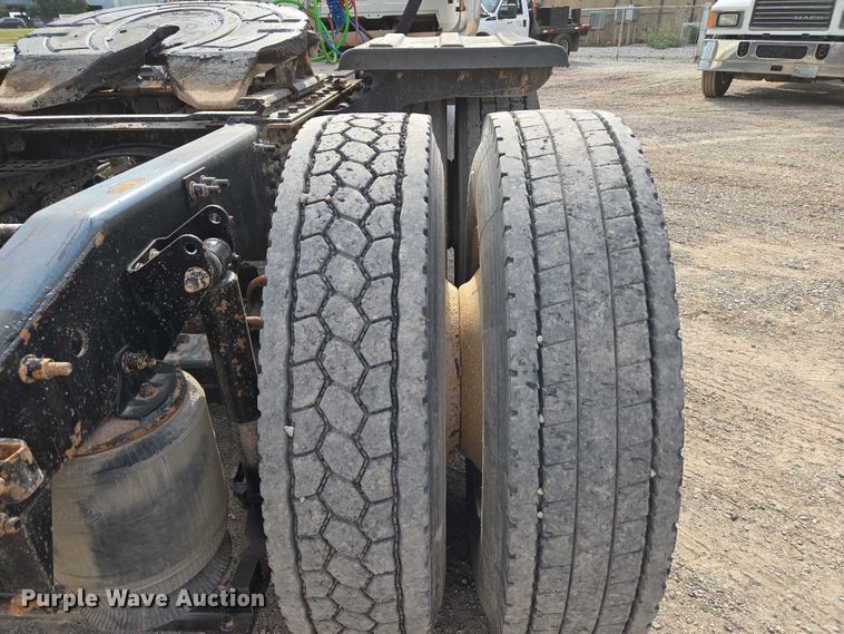 image for item EU3872 2009 Mack Pinnacle CHU613 semi truck