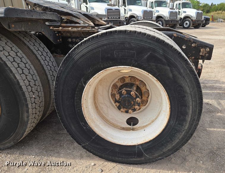 image for item EU3872 2009 Mack Pinnacle CHU613 semi truck