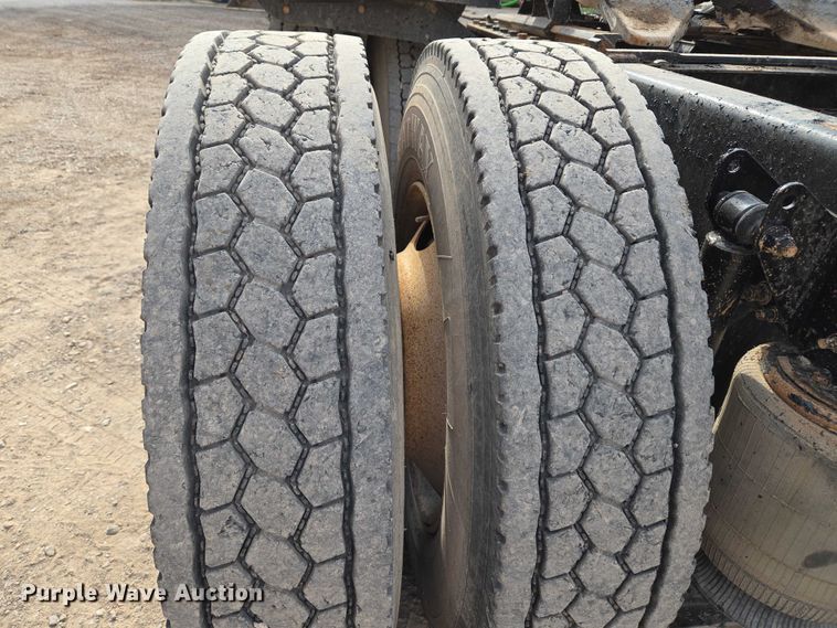 image for item EU3872 2009 Mack Pinnacle CHU613 semi truck