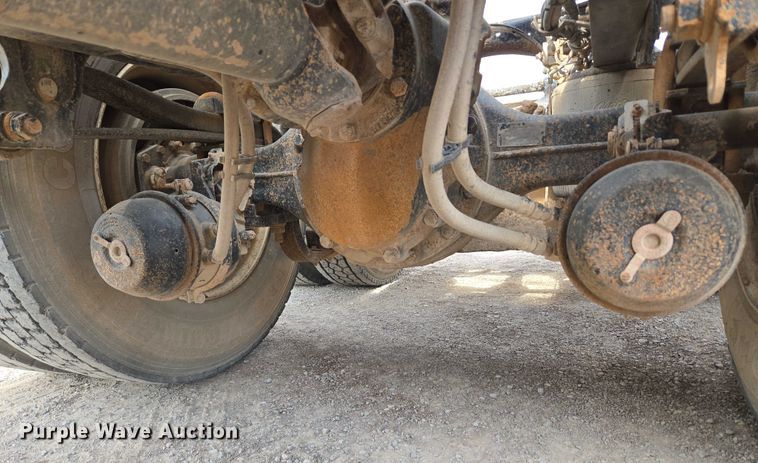 image for item EU3872 2009 Mack Pinnacle CHU613 semi truck