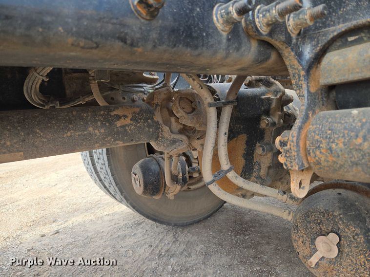 image for item EU3872 2009 Mack Pinnacle CHU613 semi truck