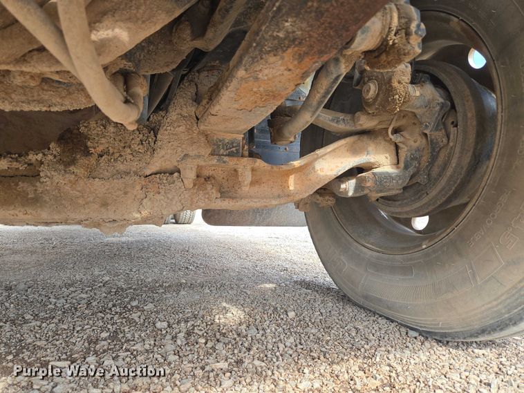 image for item EU3872 2009 Mack Pinnacle CHU613 semi truck