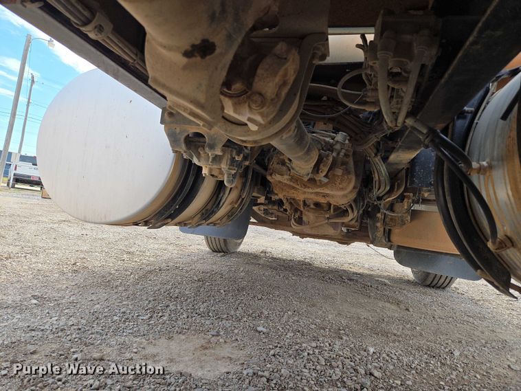 image for item EU3872 2009 Mack Pinnacle CHU613 semi truck