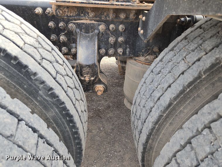 image for item EU3872 2009 Mack Pinnacle CHU613 semi truck