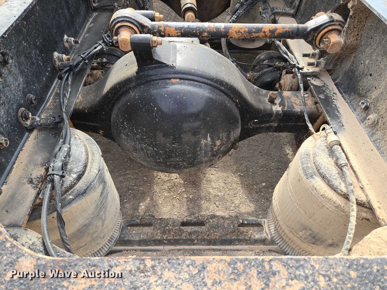 image for item EU3872 2009 Mack Pinnacle CHU613 semi truck