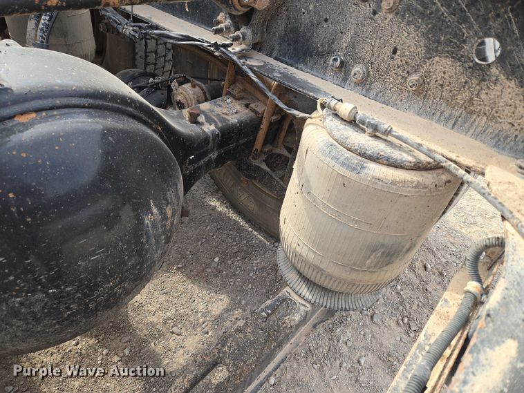 image for item EU3872 2009 Mack Pinnacle CHU613 semi truck