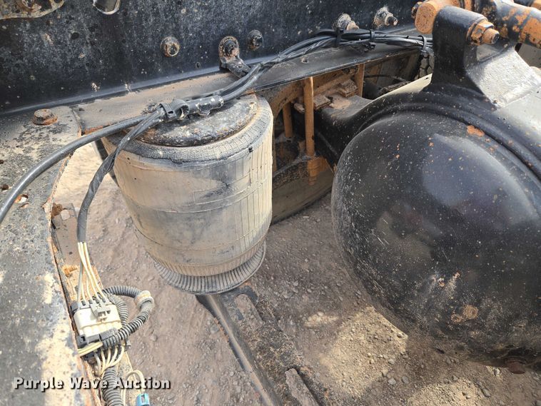 image for item EU3872 2009 Mack Pinnacle CHU613 semi truck