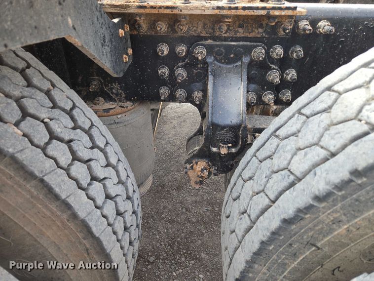 image for item EU3872 2009 Mack Pinnacle CHU613 semi truck