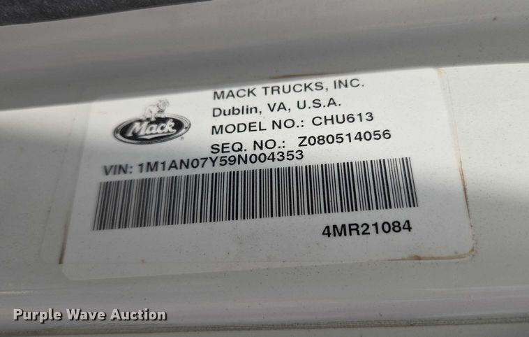 image for item EU3872 2009 Mack Pinnacle CHU613 semi truck