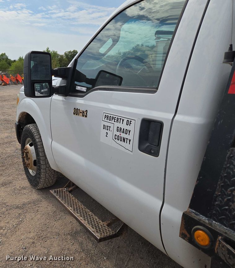 image for item EU3873 2012 Ford F350 Super Duty  flatbed pickup truck