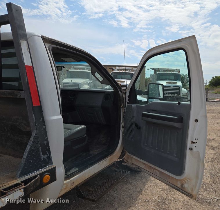 image for item EU3873 2012 Ford F350 Super Duty  flatbed pickup truck