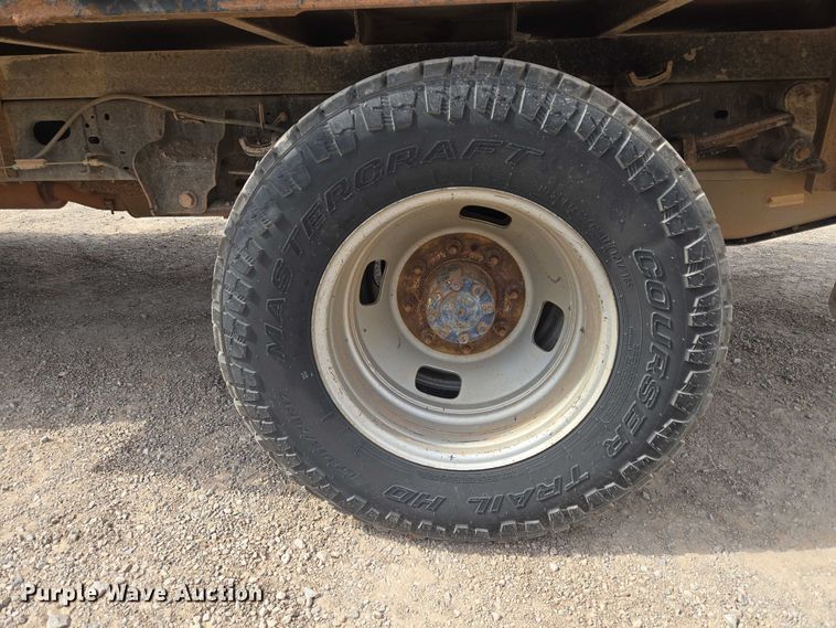 image for item EU3873 2012 Ford F350 Super Duty  flatbed pickup truck