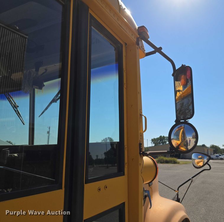 image for item EU3916 1999 International 3800 school bus