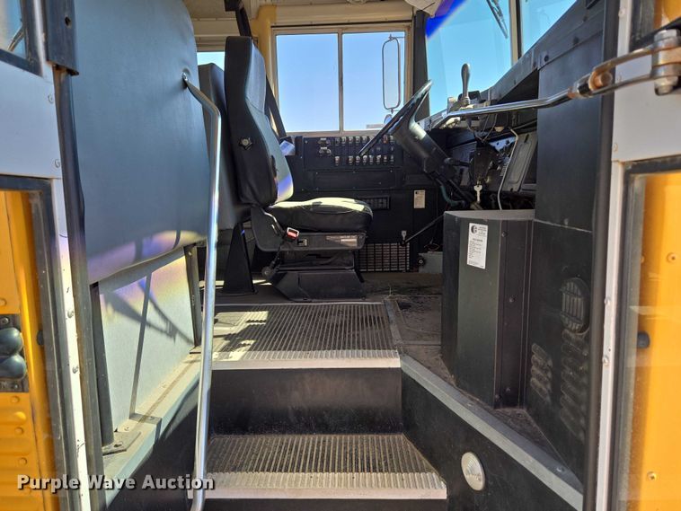 image for item EU3916 1999 International 3800 school bus