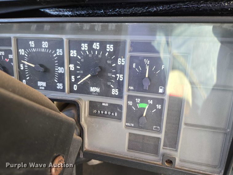 image for item EU3916 1999 International 3800 school bus