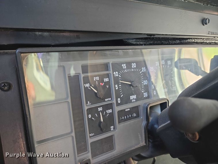 image for item EU3916 1999 International 3800 school bus