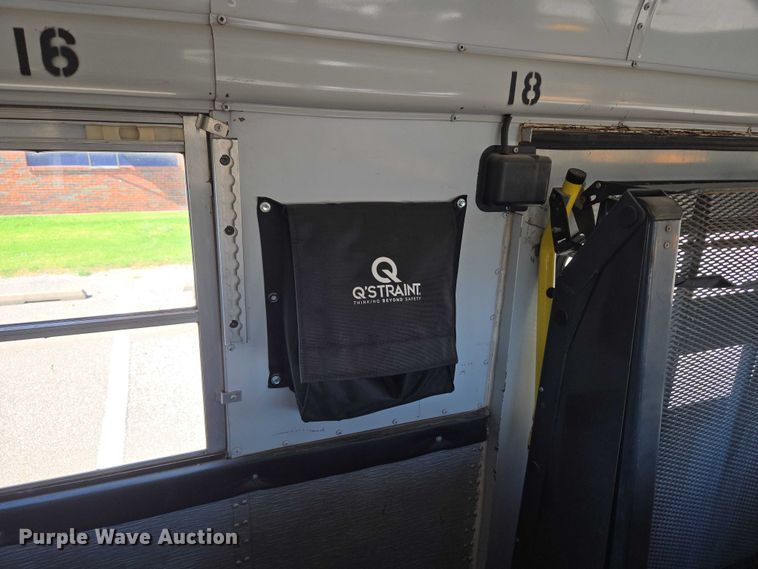 image for item EU3916 1999 International 3800 school bus