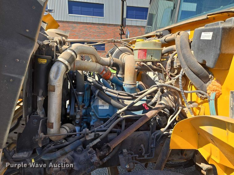 image for item EU3916 1999 International 3800 school bus