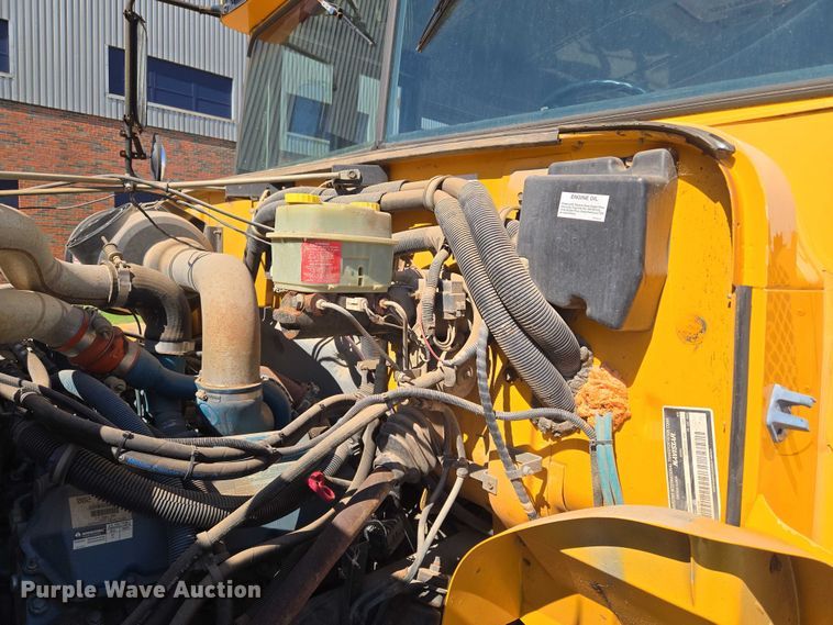 image for item EU3916 1999 International 3800 school bus