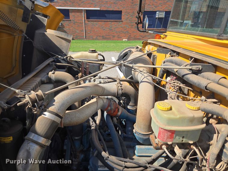 image for item EU3916 1999 International 3800 school bus