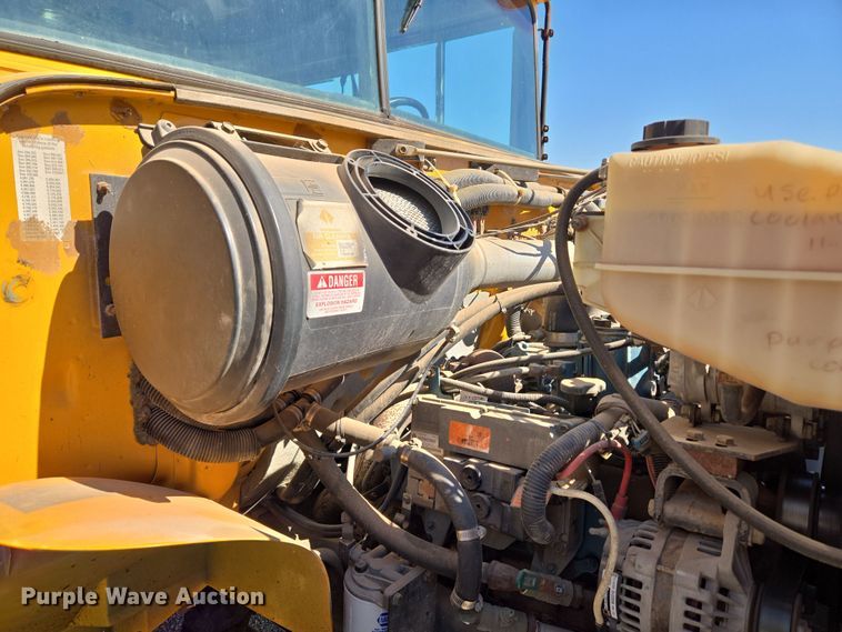 image for item EU3916 1999 International 3800 school bus