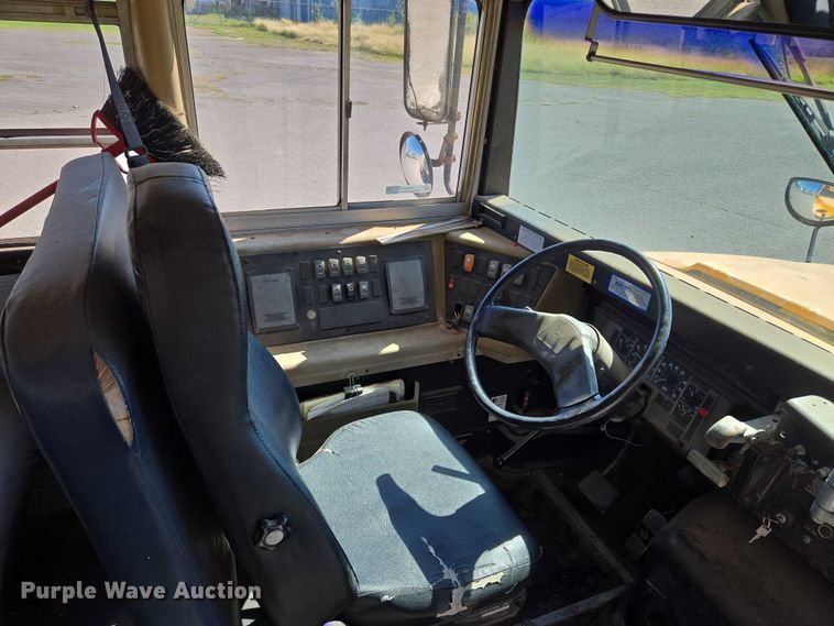 image for item EU3917 1999 International 3800 school bus