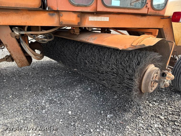 image for item EU5043 1998 Broce RJ350 broom