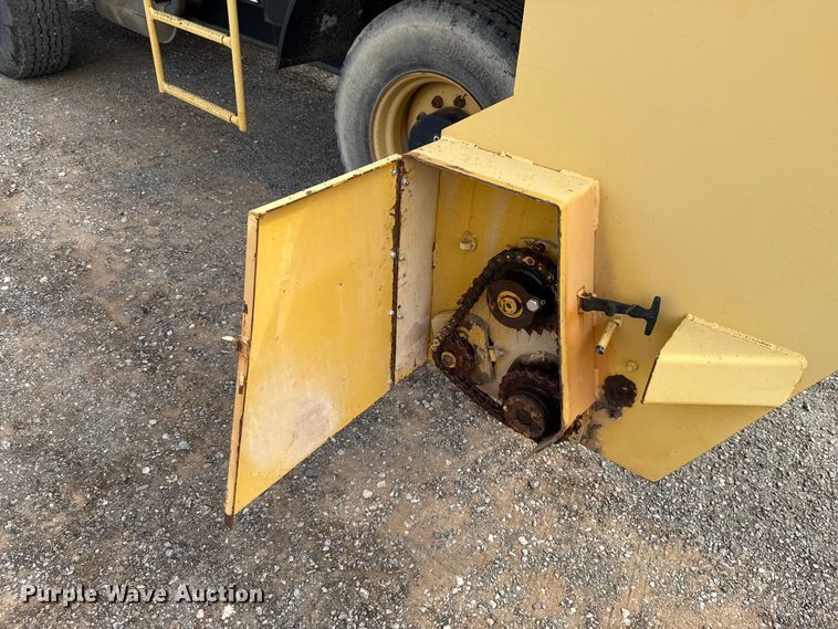 image for item EU5047 2008 Etnyre 2WD chip spreader