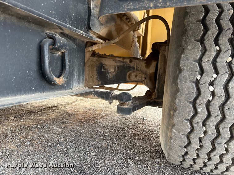 image for item EU5047 2008 Etnyre 2WD chip spreader