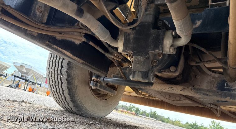 image for item EU5047 2008 Etnyre 2WD chip spreader