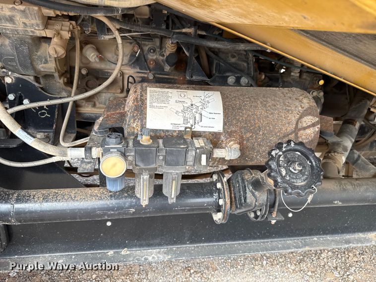 image for item EU5047 2008 Etnyre 2WD chip spreader