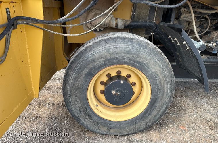 image for item EU5047 2008 Etnyre 2WD chip spreader