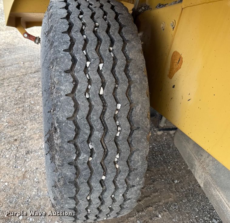 image for item EU5047 2008 Etnyre 2WD chip spreader