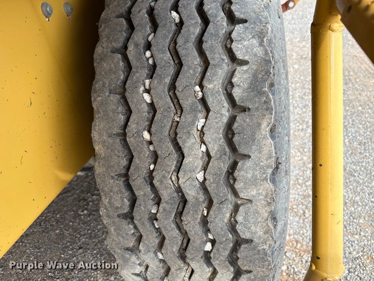 image for item EU5047 2008 Etnyre 2WD chip spreader