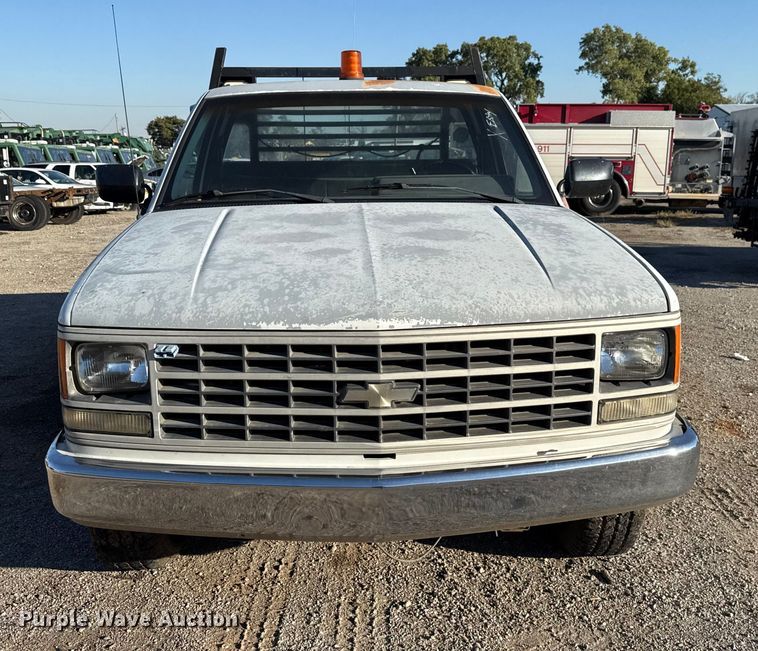 image for item EU5100 1989 Chevrolet C2500 flatbed pickup truck