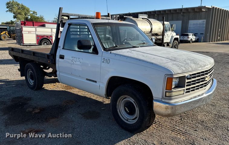 image for item EU5100 1989 Chevrolet C2500 flatbed pickup truck