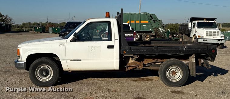 image for item EU5100 1989 Chevrolet C2500 flatbed pickup truck