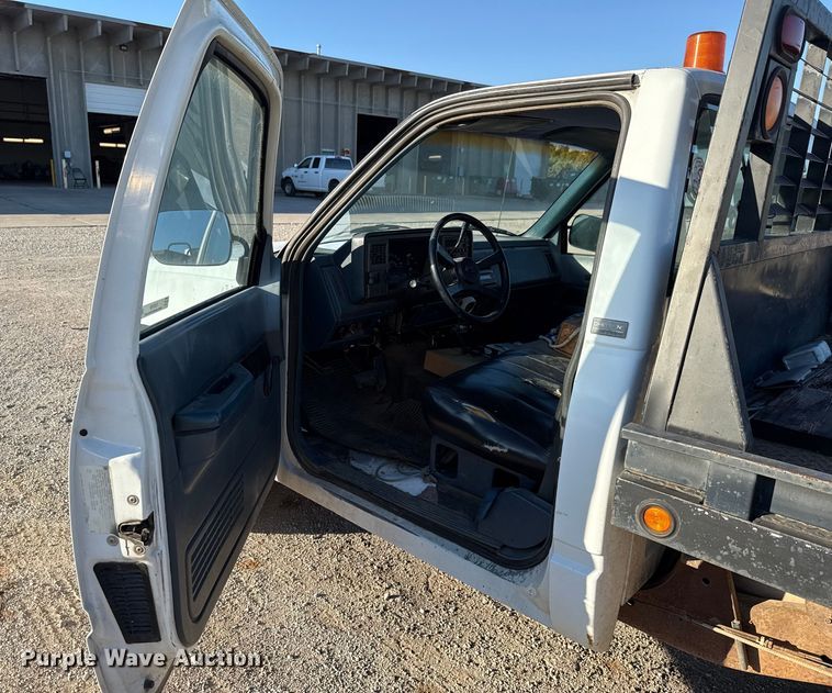 image for item EU5100 1989 Chevrolet C2500 flatbed pickup truck