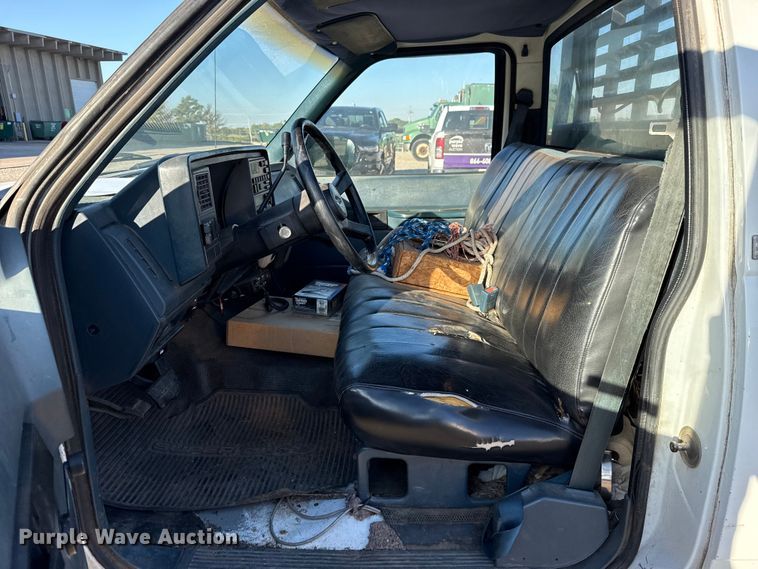 image for item EU5100 1989 Chevrolet C2500 flatbed pickup truck