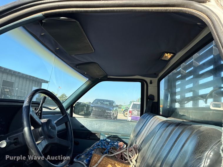 image for item EU5100 1989 Chevrolet C2500 flatbed pickup truck