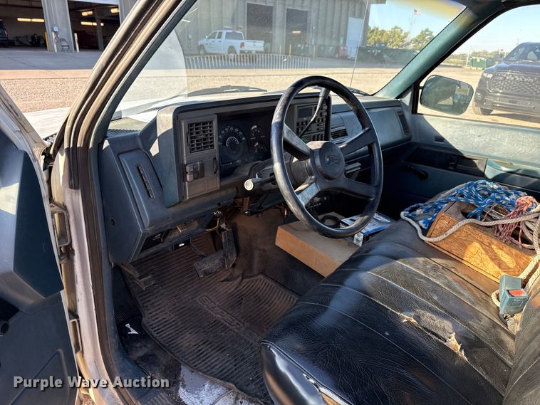 image for item EU5100 1989 Chevrolet C2500 flatbed pickup truck